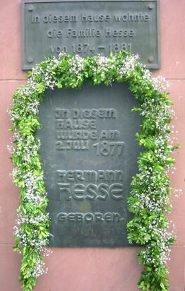 [Das freie Pressefoto zeigt die geschmückte Bronze-Tafel am Geburtshaus von Hermann Hesse, 2003]