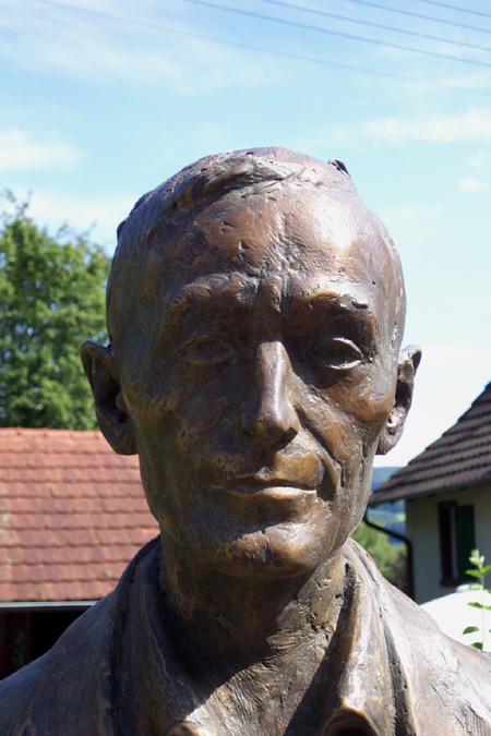 [Bronze statue of Hesse by Friedhelm Zilly, Moos, unveiled in 2002 at Gaienhofen; Foto: G. Gottschalk]