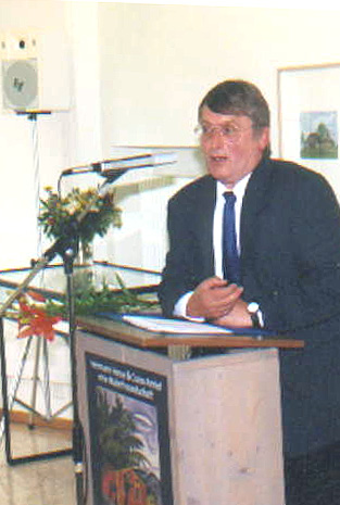 [Volker  Michels bei der Eröffnung.  Photo Steffen Bock, 1998]